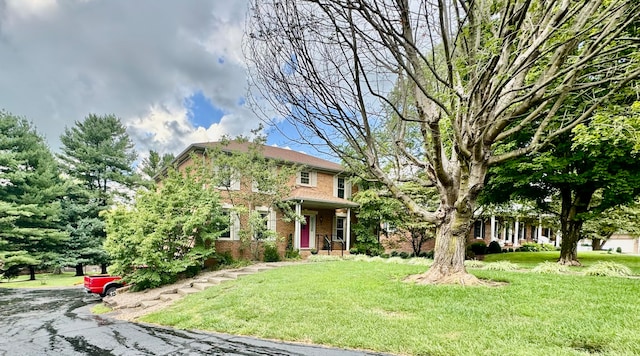 view of front of home featuring a front lawn