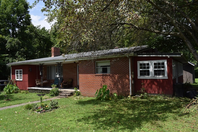 view of front of house featuring a front yard