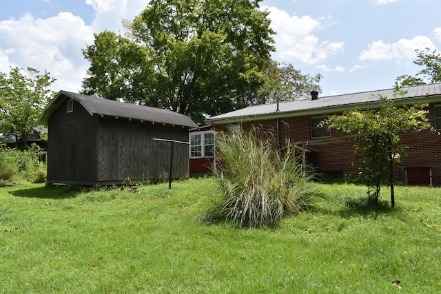 view of yard featuring a shed