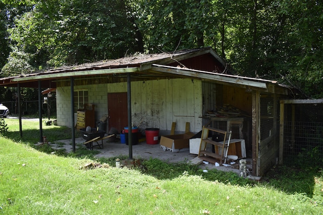 exterior space featuring a yard