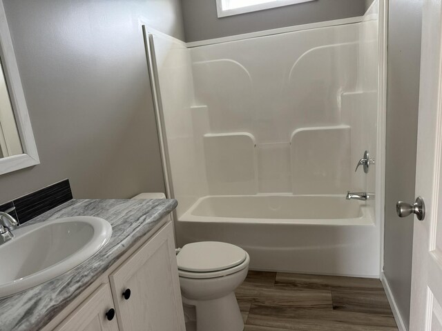 unfurnished room featuring ornamental molding and light hardwood / wood-style floors