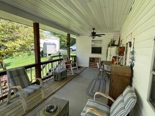 sunroom with ceiling fan