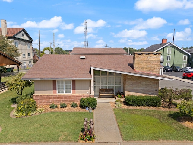 view of front of house featuring a front yard