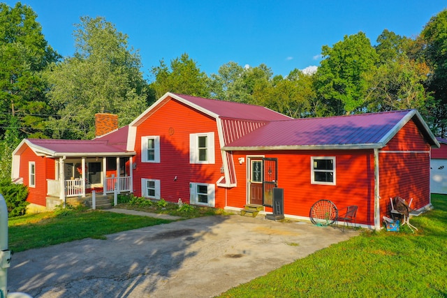 view of front of home featuring a front lawn and a porch