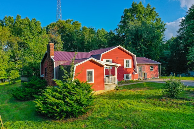 view of front facade featuring a front yard and covered porch