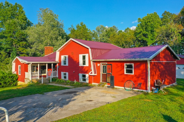 view of front of property with a front lawn and a porch