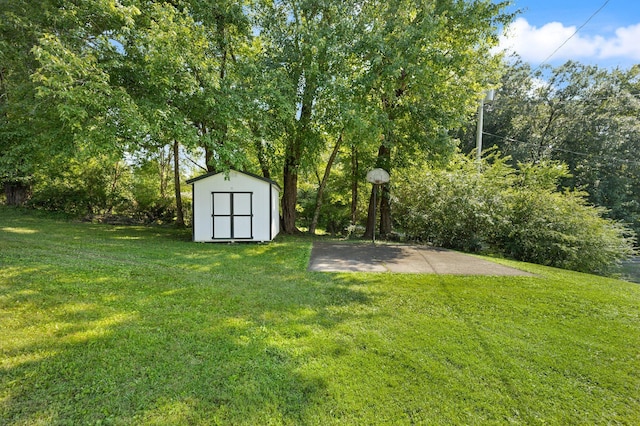 view of yard featuring a storage shed and a patio area