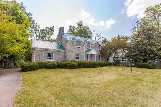 view of front of house featuring a front lawn