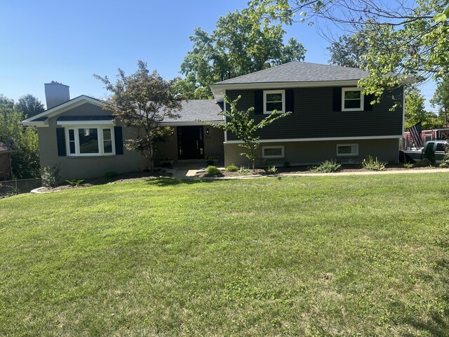 view of front of home featuring a front lawn