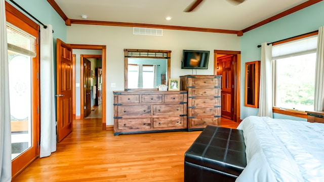 bedroom featuring light hardwood / wood-style flooring, crown molding, and ceiling fan