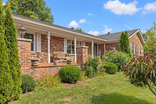 single story home featuring a front yard