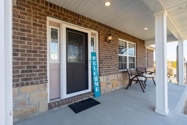 property entrance featuring a porch