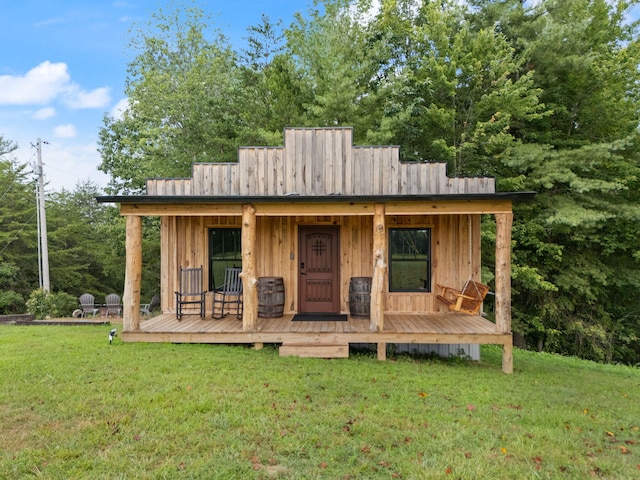 view of front of house with a front lawn