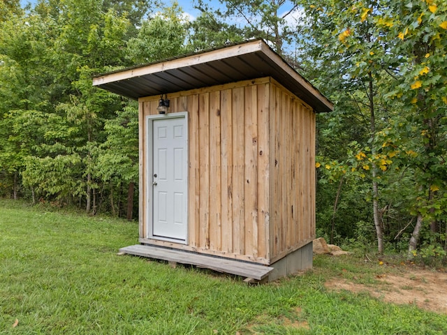 view of outdoor structure featuring a lawn