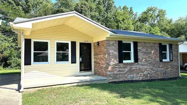 view of front of house featuring a front lawn