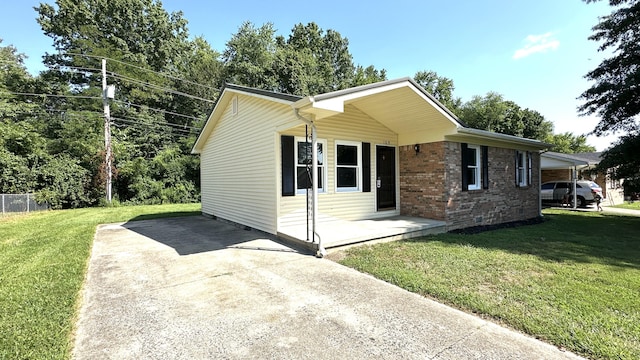 single story home with a front yard