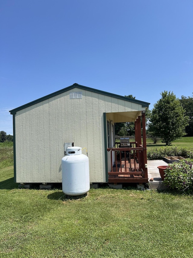 view of outdoor structure with a yard