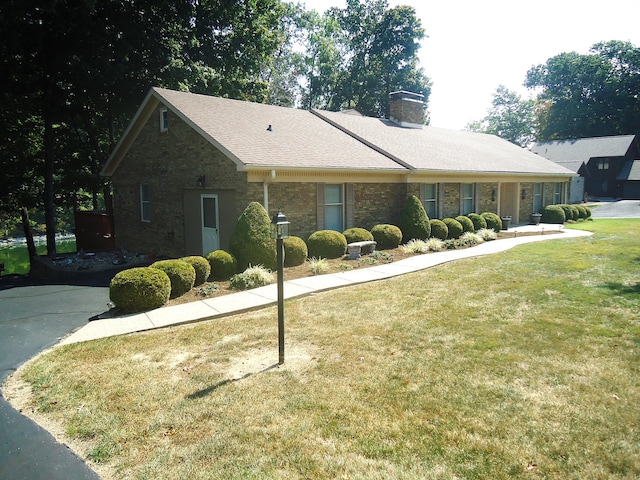 single story home featuring a front lawn