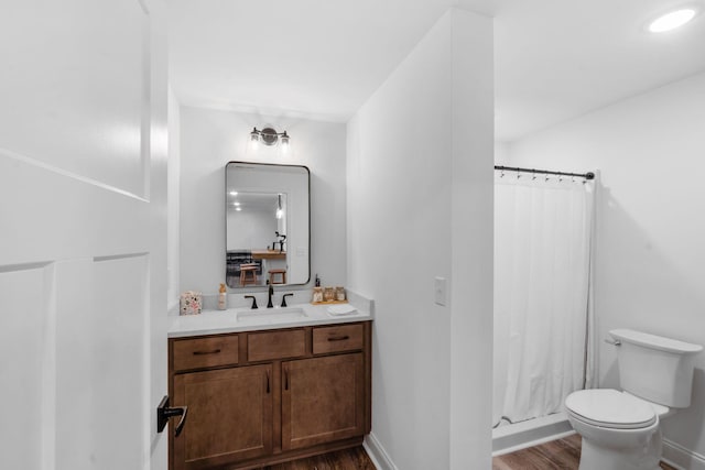 full bath featuring toilet, vanity, wood finished floors, a shower with curtain, and baseboards