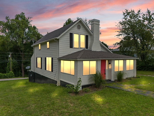 view of front facade featuring a yard