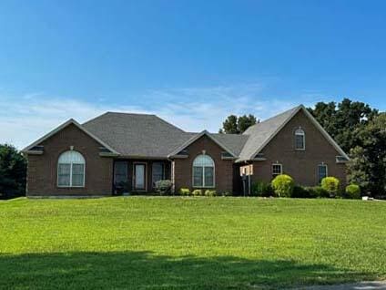 view of front of property featuring a front yard