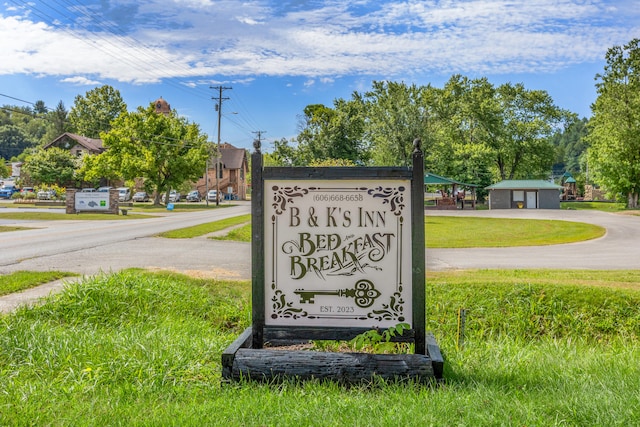 view of community / neighborhood sign