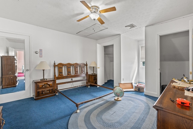 bedroom featuring ceiling fan, a textured ceiling, carpet flooring, and a closet