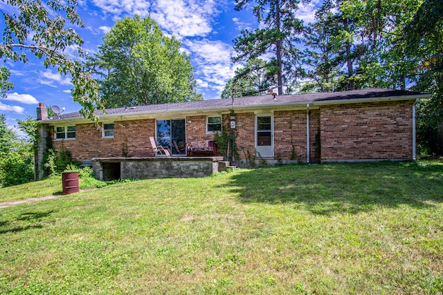 single story home with a front lawn