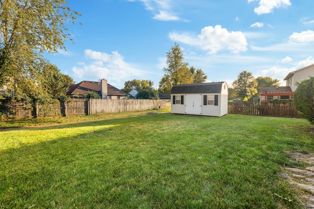 view of yard with an outbuilding