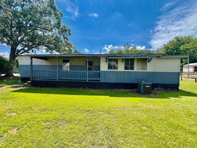 view of front of home featuring a front lawn and cooling unit