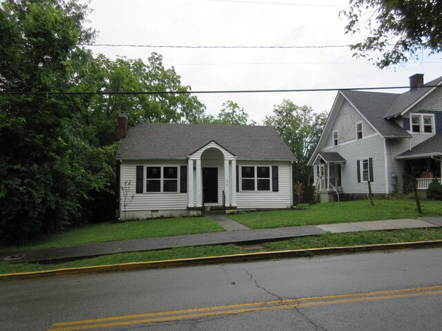 view of front facade featuring a front lawn