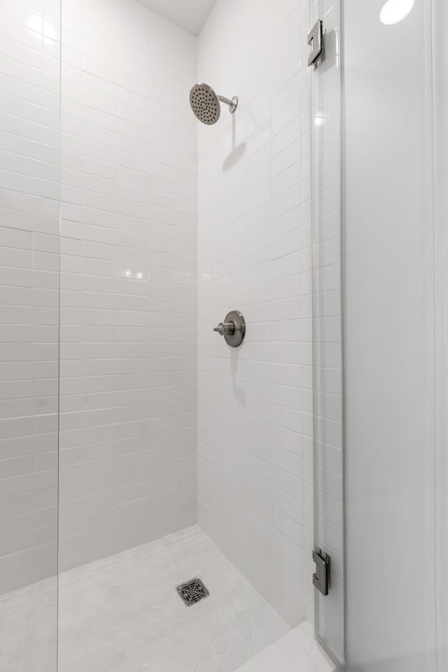 bathroom featuring a tile shower