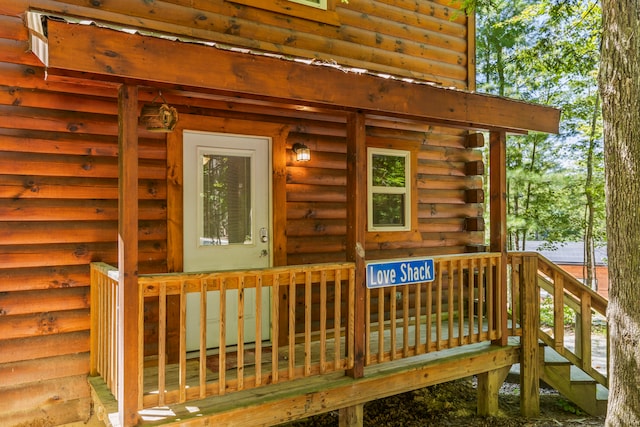 property entrance featuring a deck