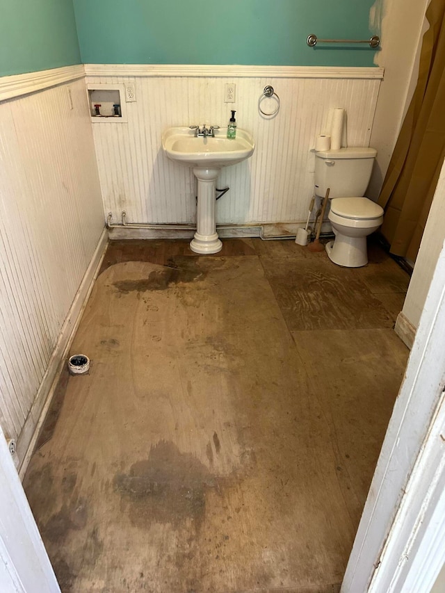 bathroom featuring toilet