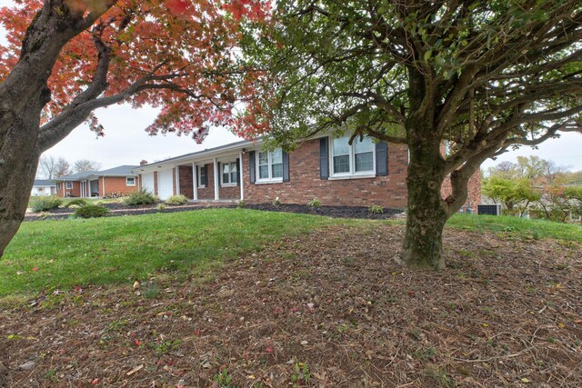 single story home with a front yard