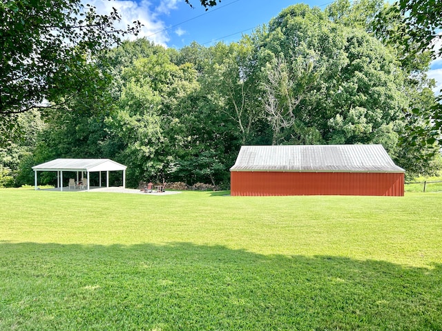 view of yard featuring a carport and an outdoor structure