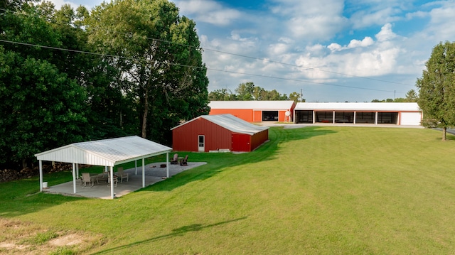 view of yard featuring an outdoor structure