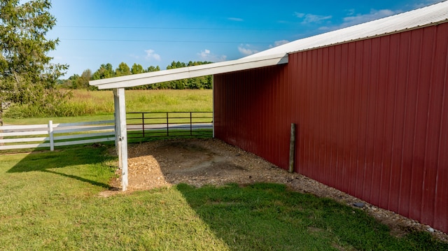 view of yard featuring an outbuilding