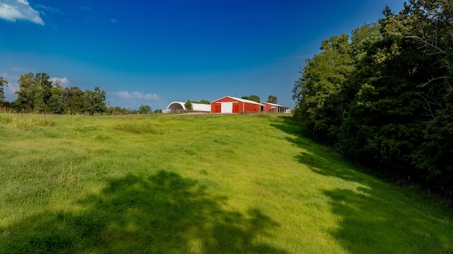 view of yard featuring a rural view and an outdoor structure