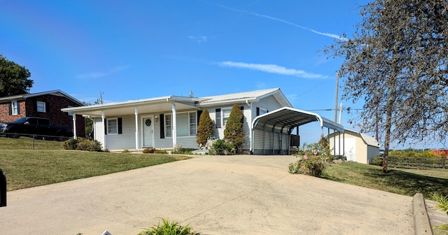 view of front facade featuring a porch, a carport, and a front lawn