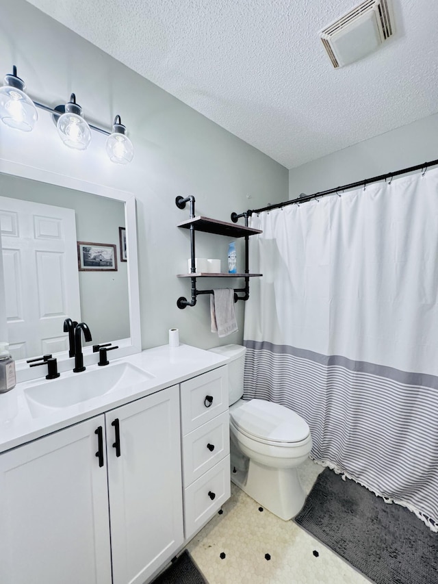 231 Hatfield St, Corbin, KY 40701 - full bathroom with toilet, a textured ceiling, vanity, and curtained shower