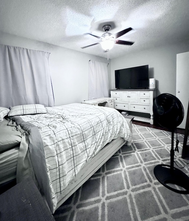 bedroom featuring ceiling fan and a textured ceiling