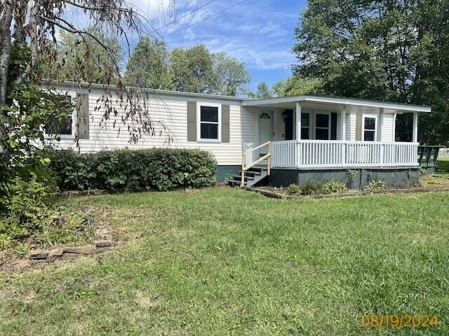 view of front of property with a front yard