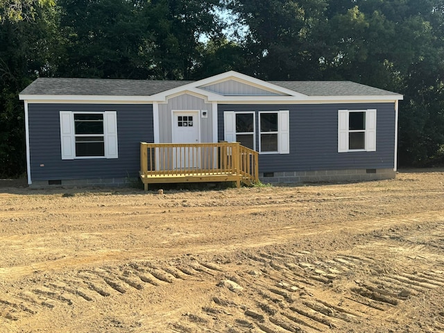 manufactured / mobile home featuring a wooden deck