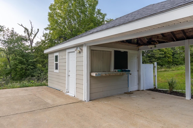 view of outdoor structure featuring an outbuilding