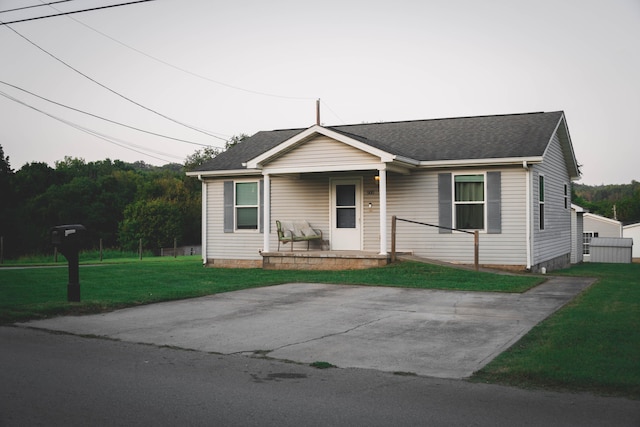 view of front of house featuring a porch and a front lawn