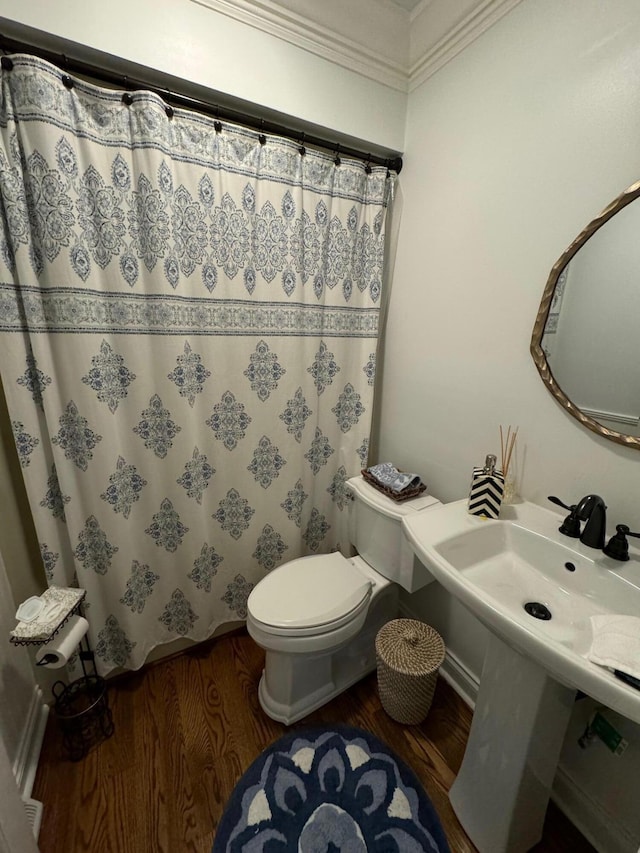 bathroom with toilet, hardwood / wood-style floors, ornamental molding, and a shower with shower curtain