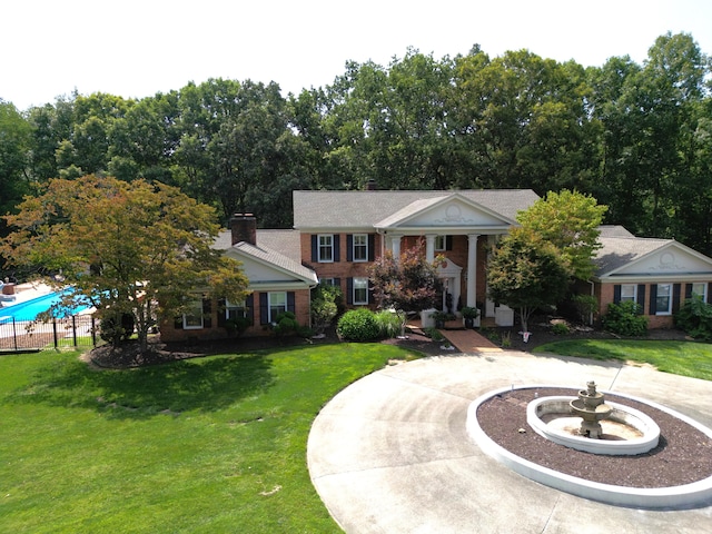 view of front of property featuring a front lawn