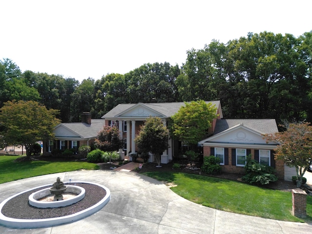 view of front of property featuring a front yard