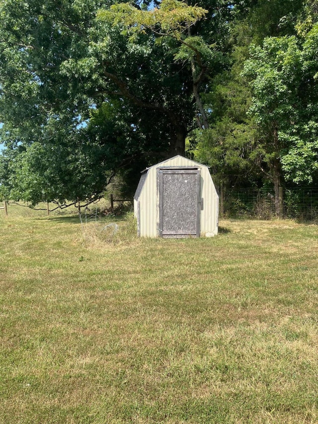 view of yard with a storage unit